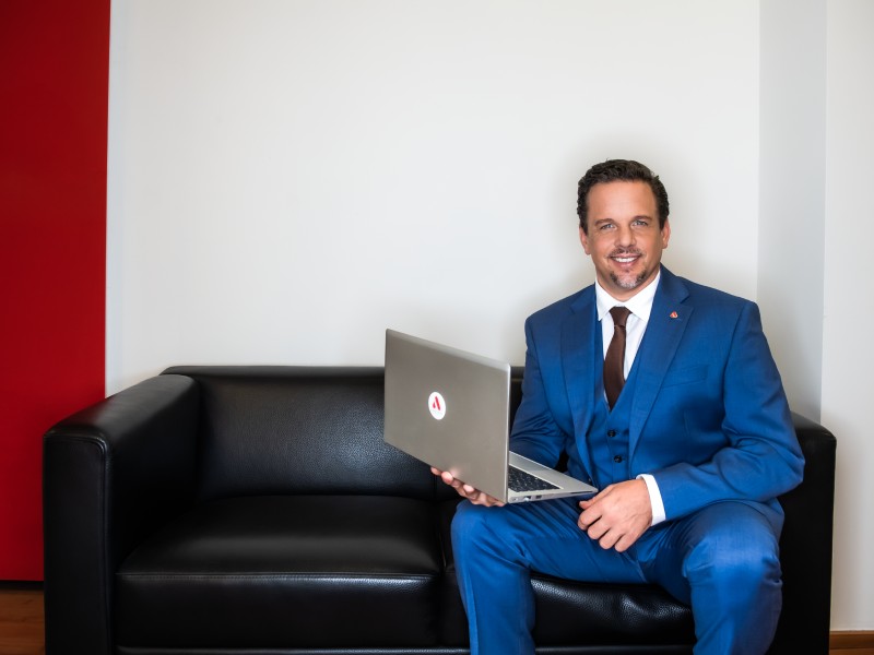 Mann in Businesskleidung auf Sofa